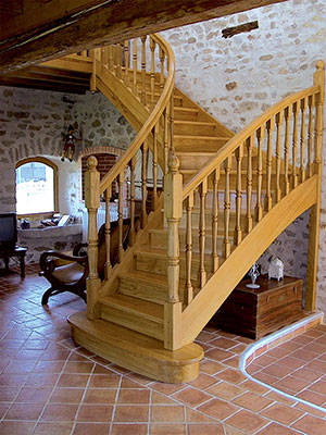 Escalier bois à Montbrison 42600 Loire